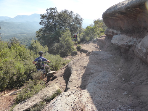 sentier à flanc de rocher